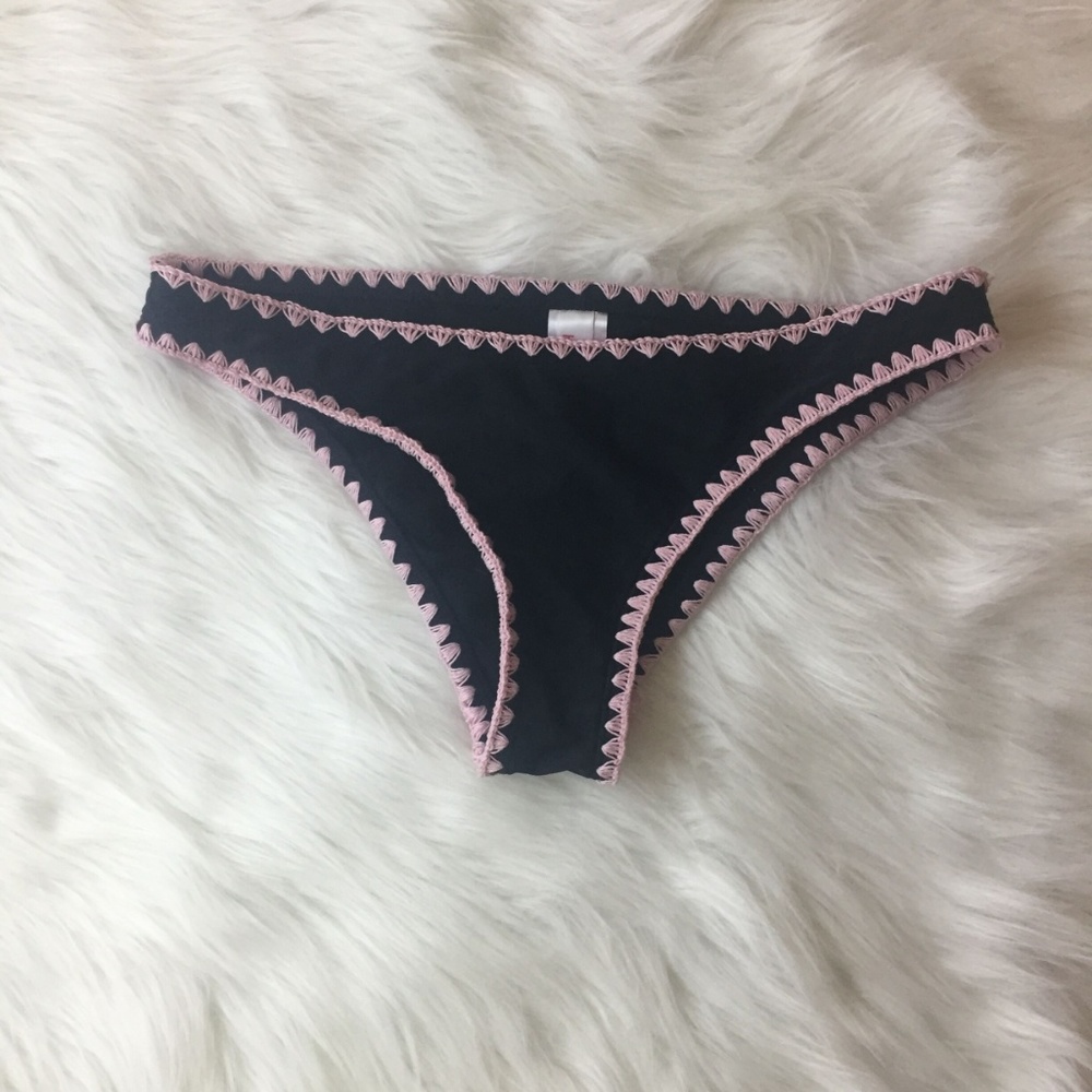 Hula Honey Embroidered Diamond Bottom